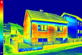Altbauten verschleudern viel Energie durch Wärmeverluste des Mauerwerks
