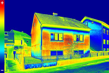 Altbauten verschleudern viel Energie durch Wärmeverluste des Mauerwerks
